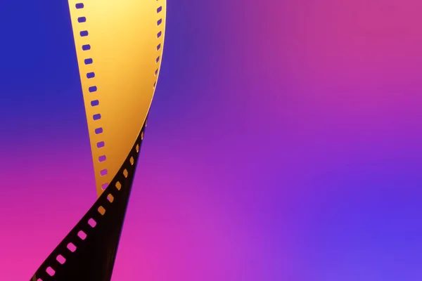 カメラのネガフィルム 膜穿孔の選択と集中 未処理のカラー映画 撮影プロセス 光化学研究所プロセスや映画アーカイブ テクノロジー業界のシンボル 色のグラデーションの背景 — ストック写真