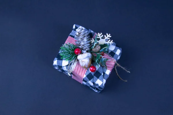 Regalo de Navidad bricolaje hecho sobre un fondo azul — Foto de Stock