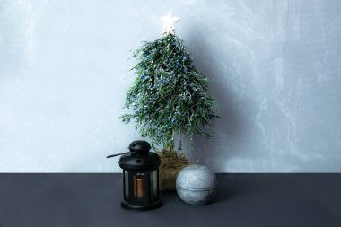 El yapımı Noel ağacı, el yapımı mum ve metal şamdanla.