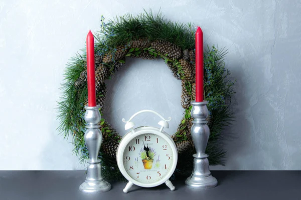 Navidad o composición de año nuevo con decoración navideña - candelabro con velas en la chimenea y reloj vintage — Foto de Stock