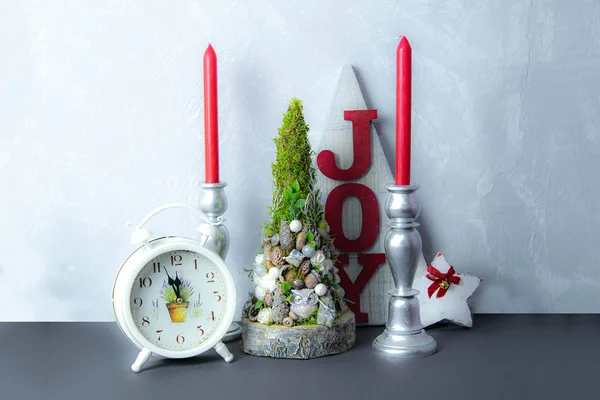 Árbol y corazón de Navidad de madera, candelabros rojos y blancos sobre fondo blanco de la puerta. Decoración de Navidad — Foto de Stock