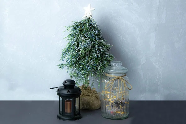Árbol de Navidad hecho a mano con vela hecha a mano y candelabro de metal — Foto de Stock