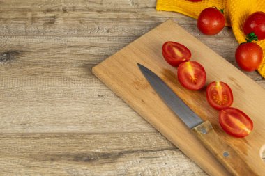 Cheri ve bıçak mutfak tahtasına.