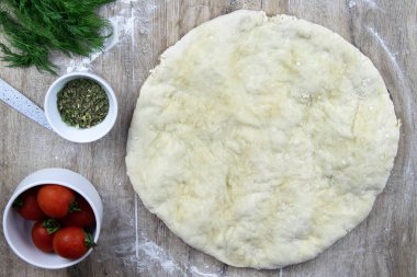 Çeri domatesli İtalyan düz ekmekleri ve deniz.