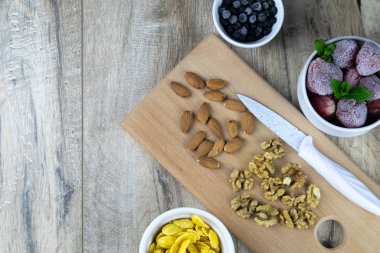 Sağlıklı kahvaltı. Mısır gevreği, çilek, yabanmersini, süt, reçel ve badem.