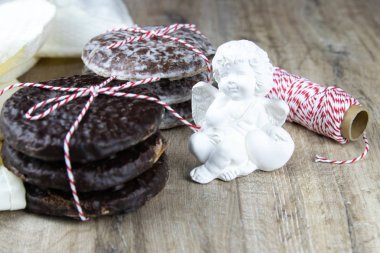 Çikolatalı zencefilli bisküviler kırmızı-beyaz ve tarçınlı.