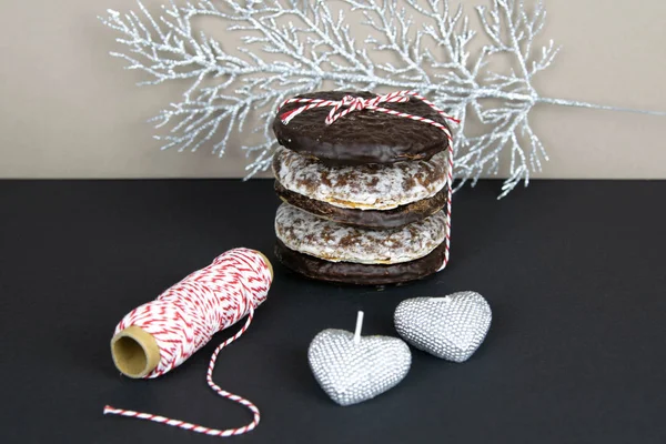 Antecedentes hasta el día de San Valentín con corazones, ángel y galletas de jengibre de chocolate envueltas en hilo blanco-rojo — Foto de Stock