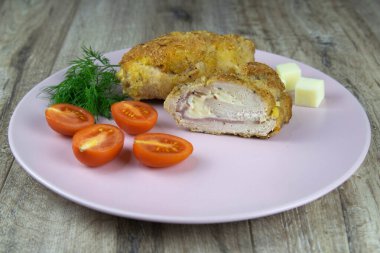 Ispanak ve kurutulmuş domates ile doldurulmuş tavuk rulo