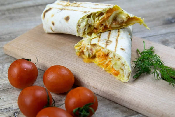 Stücke geschnittenes armenisches Fladenbrot oder in Lavasch gewickelte Tomaten, Quark oder Quark, Hühnerfleisch, Tomaten — Stockfoto