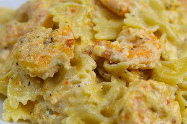 makarna karides krema sosu ve karides menüsü konsepti. Yemek geçmişi. en üstteki görünüm.