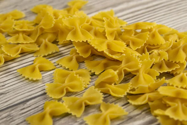 Penne Pasta derramando da caixa — Fotografia de Stock