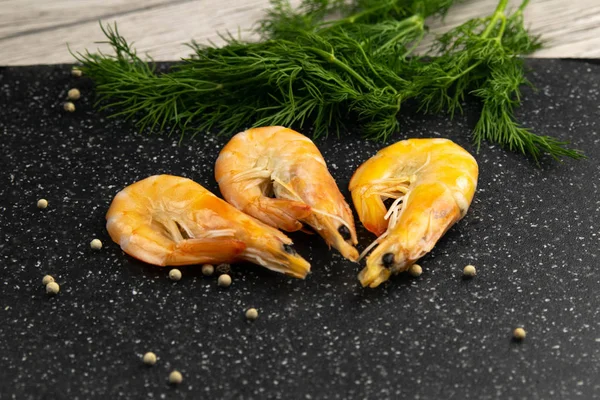 Camarões cozinhados deliciosos em krop mesa de mármore cinza na parte de trás. Belo fundo. — Fotografia de Stock