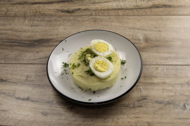 Patates yemeği. Patates püresi için malzemeler - yumurta, süt, tereyağı ve patatesler ahşap arka planda