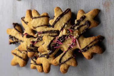 Zencefilli çörek. Geleneksel yeni yıl ve Noel hediyesi. Kutlama konsepti. Tatiller