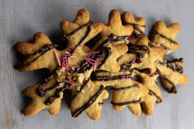 Zencefilli çörek. Geleneksel yeni yıl ve Noel hediyesi. Kutlama konsepti. Tatiller