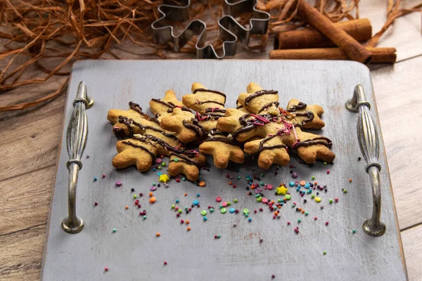 Pão de gengibre. Ano novo tradicional e presente de Natal. O conceito da celebração. Férias. Biscoitos em uma madeira — Fotografia de Stock