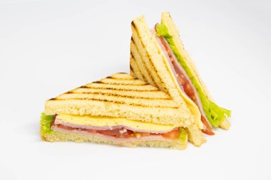Jambon, peynir, domates, marul ve kızarmış ekmek ile sandviç.