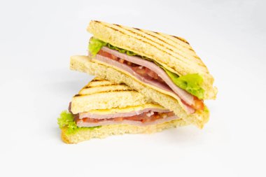 Jambon, peynir, domates, marul ve kızarmış ekmek ile sandviç.