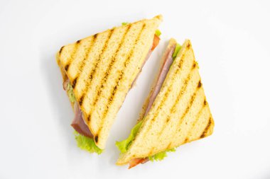 Jambon, peynir, domates, marul ve kızarmış ekmek ile sandviç.