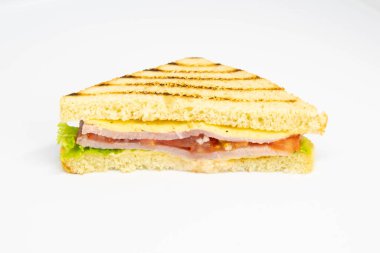 Jambon, peynir, domates, marul ve kızarmış ekmek ile sandviç.