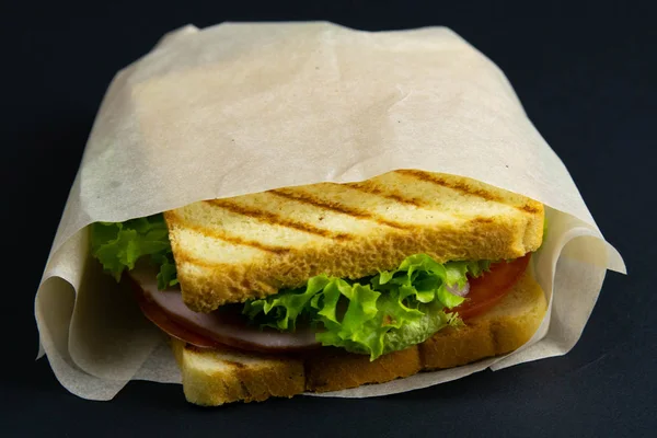 Sandwich aus mehreren Scheiben Weißbrot auf einem Holzbrett. die Füllung des Sandwiches besteht aus Käse und Schinken — Stockfoto