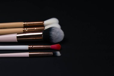 Beyaz arka plan üzerinde izole çeşitli makyaj fırçaları