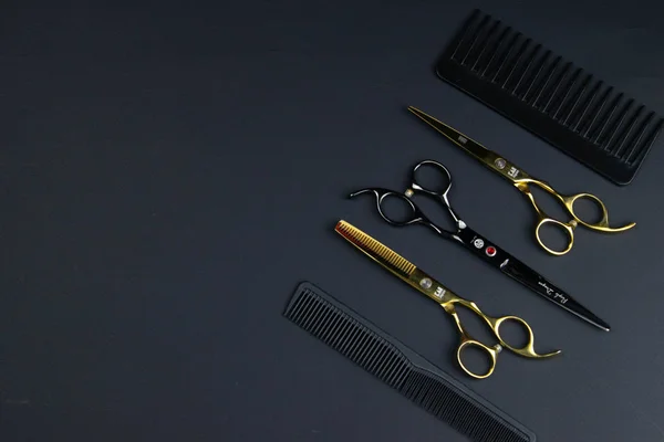 Composition of hairdressers instruments on black textured background — Stock Photo, Image