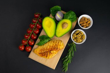 Ketogenik diyet konsepti. Düşük karbonhidratlı diyet ürünleri. Yeşil sebze, fındık, tavuk filetosu, keten tohumu