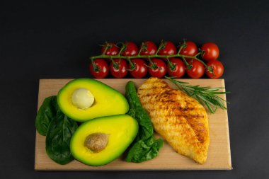 Ketogenik diyet konsepti. Düşük karbonhidratlı diyet ürünleri. Yeşil sebze, fındık, tavuk filetosu, keten tohumu