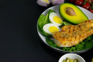 Ketogenik diyet konsepti. Düşük karbonhidratlı diyet ürünleri. Yeşil sebze, fındık, tavuk filetosu, keten tohumu