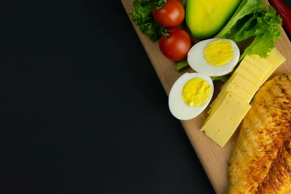 Dieta chetogenica. Una serie di prodotti della dieta di keto di carboidrati bassa. Verdure verdi, noci, filetto di pollo, semi di lino — Foto Stock