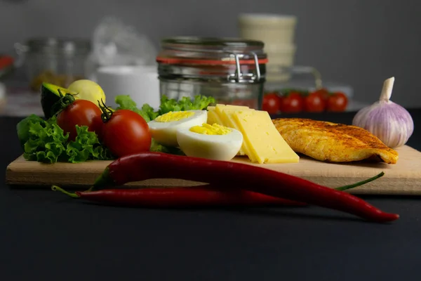 Conceito de dieta cetogênica. Um jogo de produtos da dieta de Keto de carboidrato baixa. Verduras verdes, nozes, filé de frango, sementes de linho — Fotografia de Stock