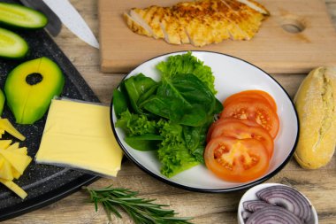 Ketogenik diyet konsepti. Düşük karbonhidratlı diyet ürünleri. Yeşil sebze, fındık, tavuk filetosu, keten tohumu