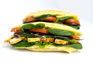 İtalyan ciabatta sandviçi, tavuk, peynir, domates, avokado, marul..