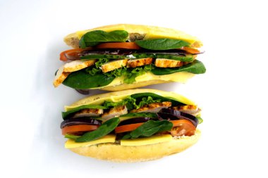 İtalyan ciabatta sandviçi, tavuk, peynir, domates, avokado, marul..