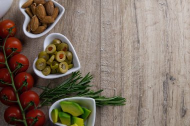 Eski ahşap arka planda sağlıklı yiyecekler. Düzgün beslenme kavramı. Üst görünüm