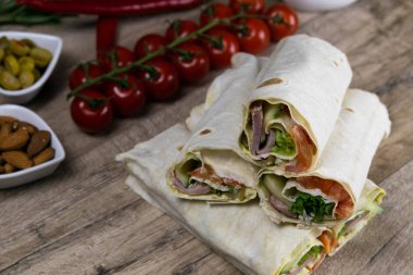 Eski ahşap arka planda sağlıklı yiyecekler. Düzgün beslenme kavramı. Üst görünüm