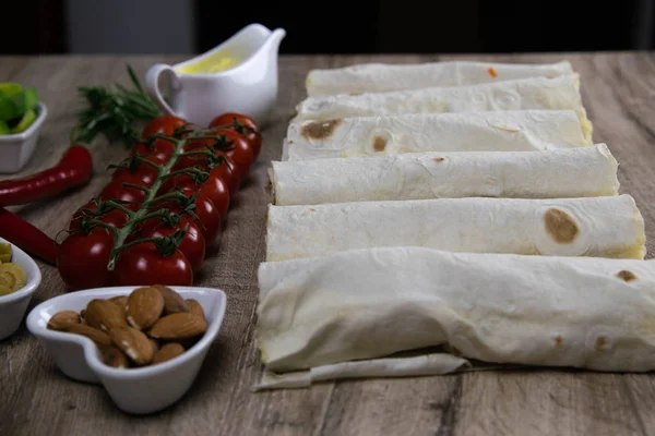 Comida saludable sobre fondo de madera vieja. Concepto de nutrición adecuada. Vista superior —  Fotos de Stock