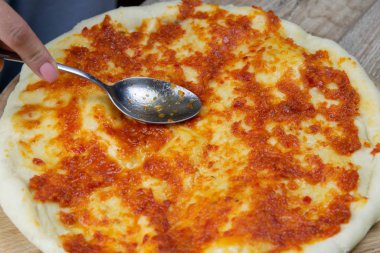 Kiraz domatesli pizza, zeytinyağı, domates sosu, maydanoz.