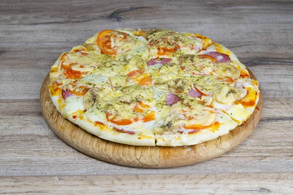 Смачна гаряча домашня піца Пепероні на дерев'яному столі . — стокове фото