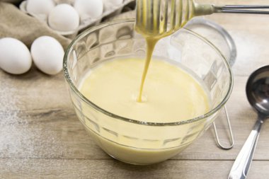 Krep hazırlama hazırlıkları masanın üstünde.