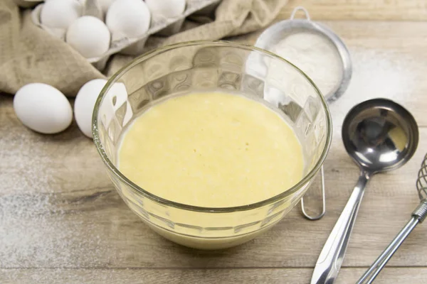 Vorbereitung für Pfannkuchen — Stockfoto