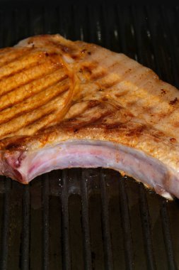 Kızartma tavasında biberiyeli ızgara pirzola.