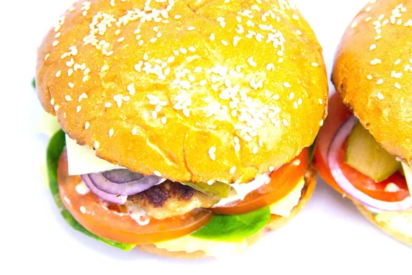 Два гамбургери ізольовані на білому тлі — стокове фото