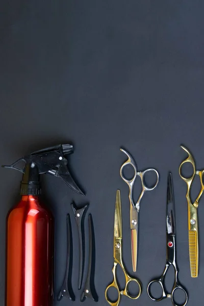 Samling av professionella Frisör verktyg arrangerade på mörk bakgrund — Stockfoto