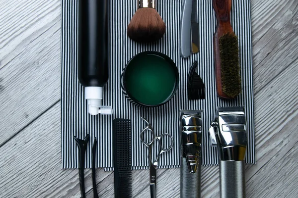 Plancha plana de accesorios de peluquería que incluyen: cortes de pelo, tijeras, peines, geles para el peinado y afeitado establecido — Foto de Stock