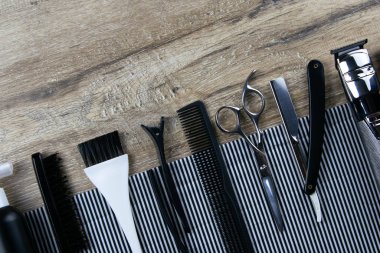 Berber saç kesim seti, çizgili havlu makas, saç, vernik, tehlikeli jilet ve saç fırçası.