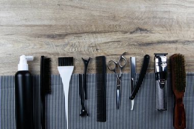 Berber saç kesim seti, çizgili havlu makas, saç, vernik, tehlikeli jilet ve saç fırçası.