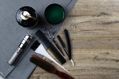 Saç ve sakal kesimi için hazır. Berberin konsepti, çizgili bir havlunun üzerinde: saç kesimi için bir makine.