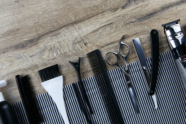 Berber saç kesim seti, çizgili havlu makas, saç, vernik, tehlikeli jilet ve saç fırçası.